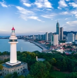 烟台地标建筑之一 烟台山灯塔，位于烟台山山顶。